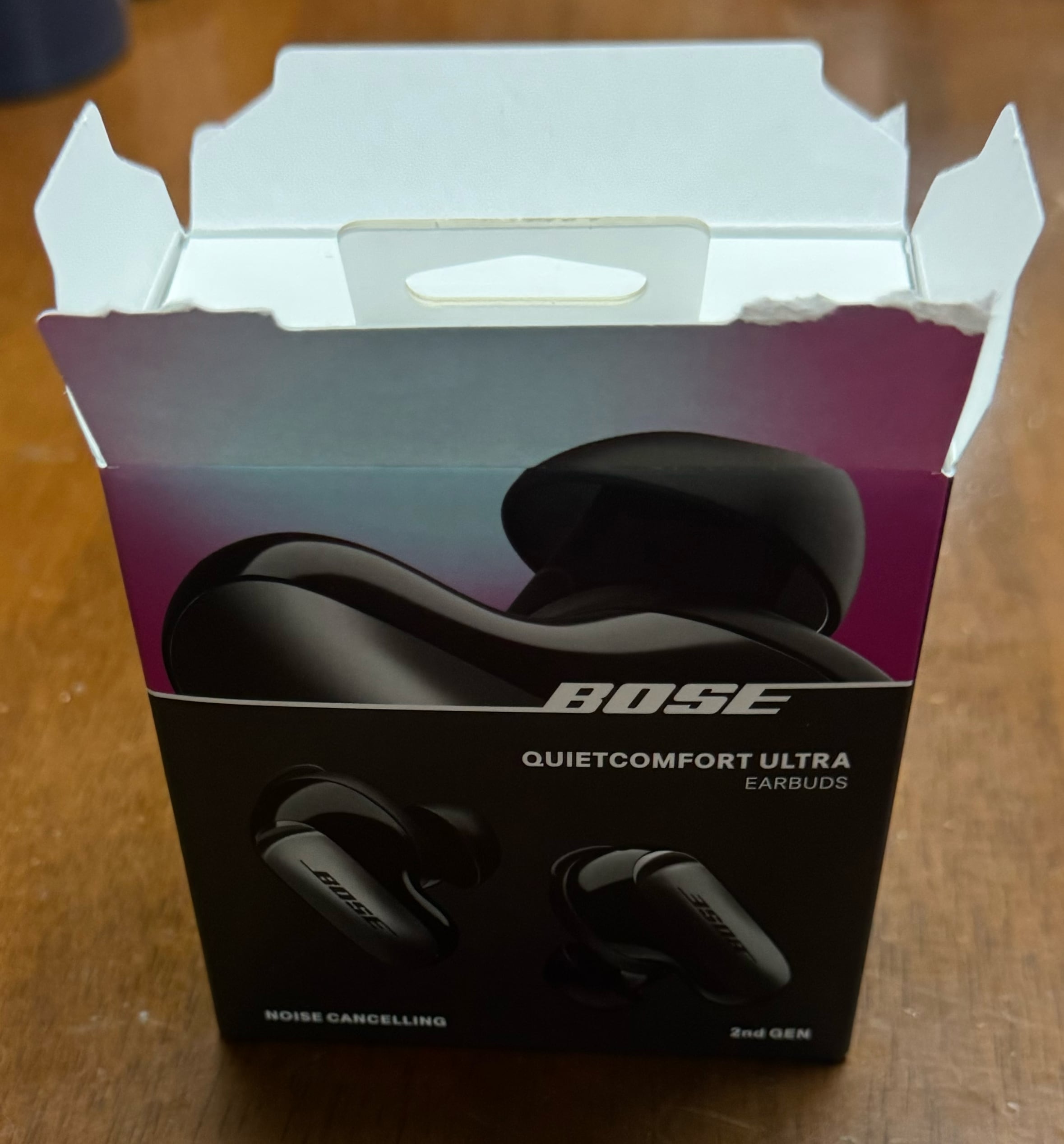 Bose QuietComfort Ultra Earbuds（第2世代）外箱を開けたところ