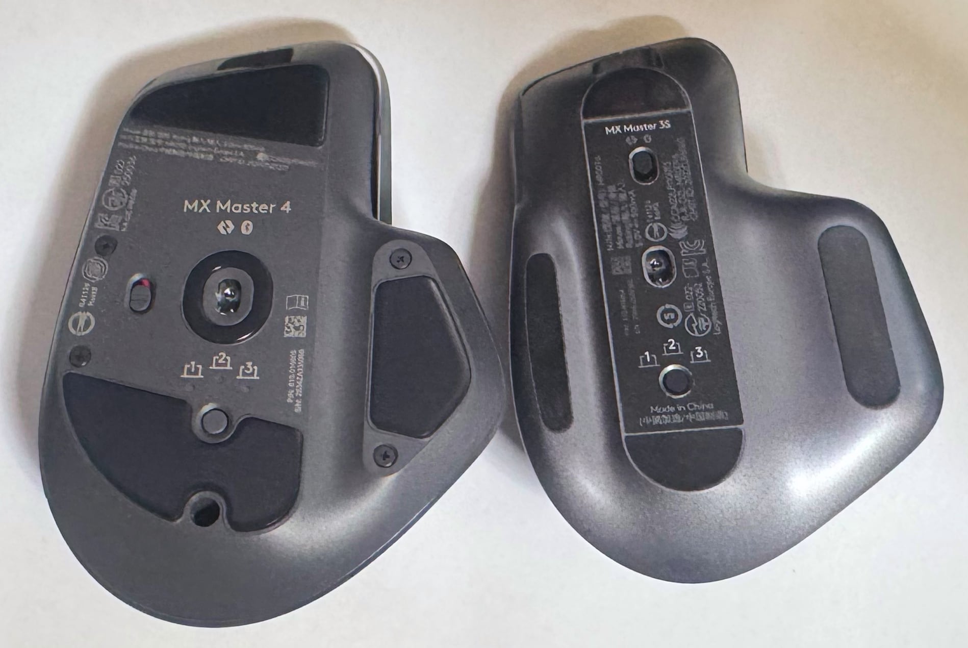 MX MASTER 4とMX MASTER 3Sの裏の比較