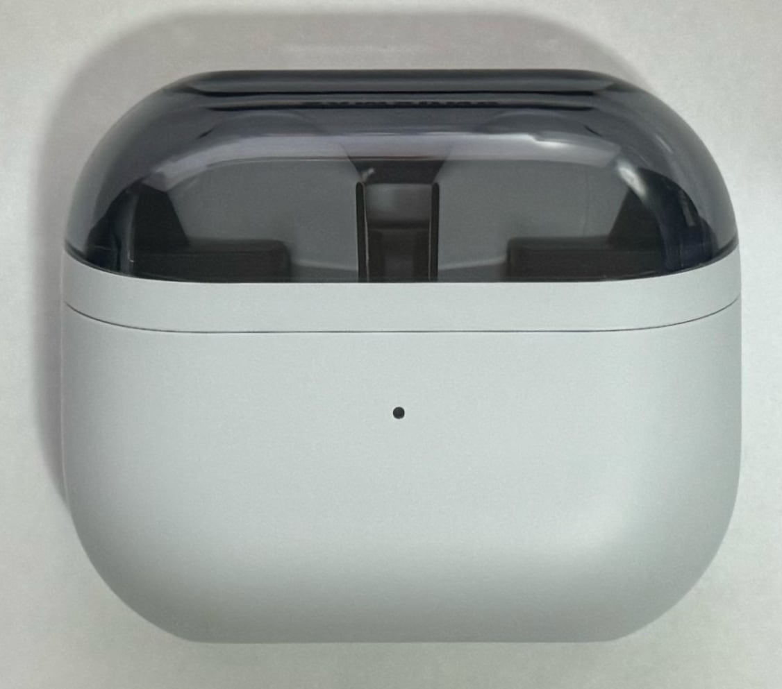 Galaxy Buds 3 FE ケースです。上半分が透明です。