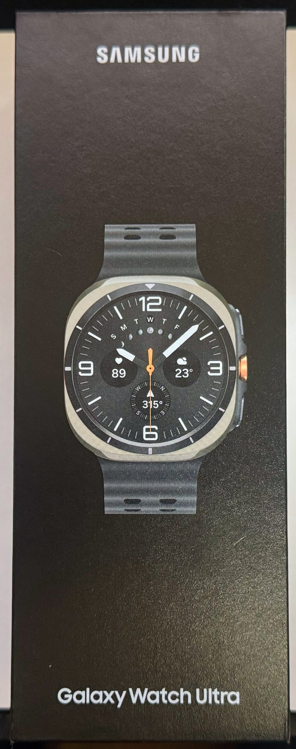 Samsung Galaxy Watch Ultra 外箱：マットで渋いです。
