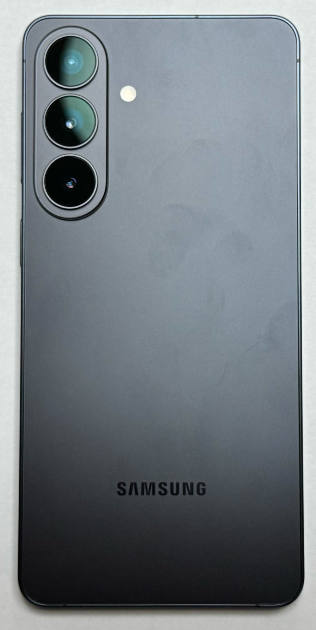 Galaxy S26+ 裏面：シンプルにまとまっています